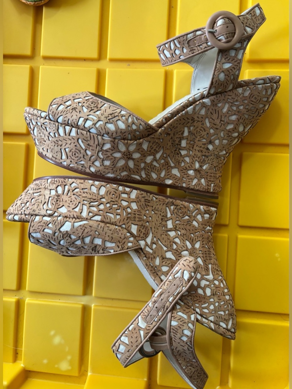 Alice + Olivia Tan and White Laser-Cut Floral Wedge Sandals- size 41 - Picture 9 of 16